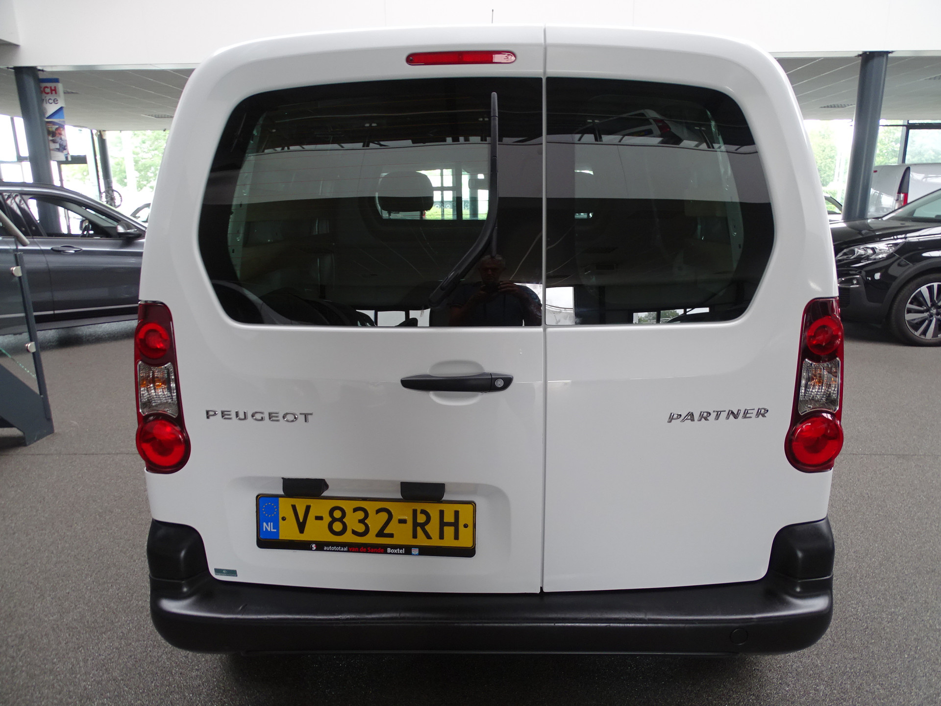 39807668-3.jpg