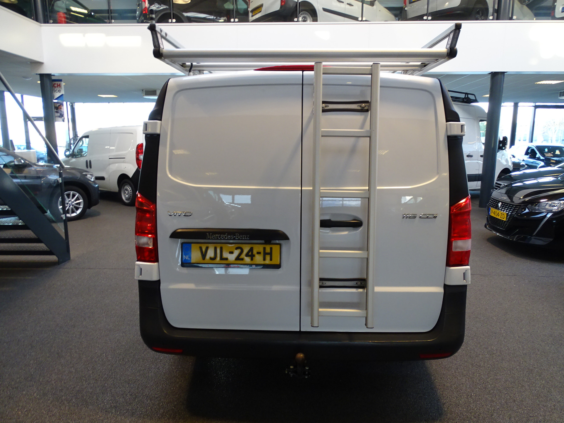 41660191-2.jpg