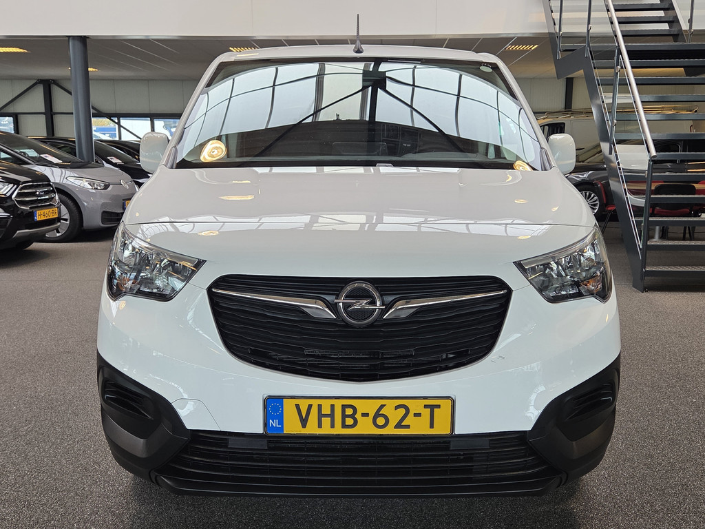 57406440-7.jpg